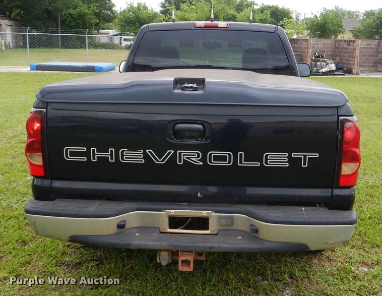 image for item DE3976 2004 Chevrolet Silverado 1500 pickup truck