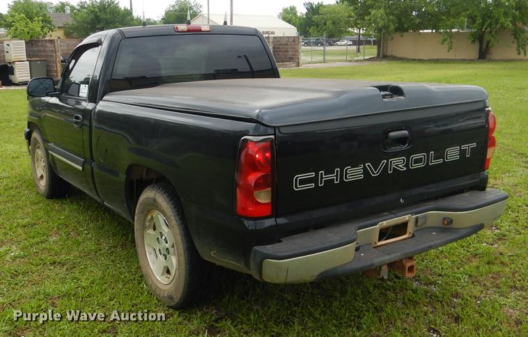 image for item DE3976 2004 Chevrolet Silverado 1500 pickup truck