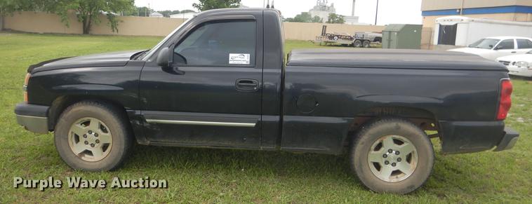 image for item DE3976 2004 Chevrolet Silverado 1500 pickup truck