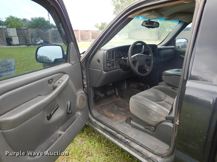 image for item DE3976 2004 Chevrolet Silverado 1500 pickup truck