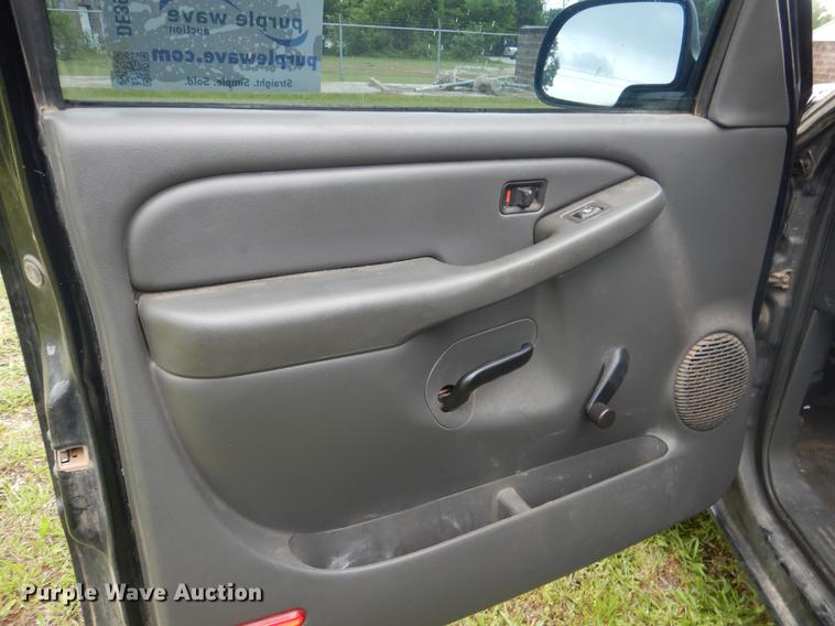 image for item DE3976 2004 Chevrolet Silverado 1500 pickup truck