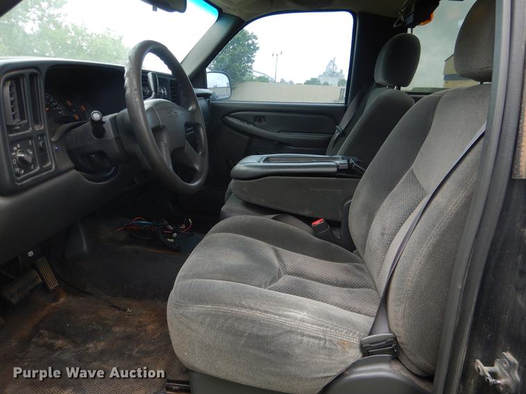 image for item DE3976 2004 Chevrolet Silverado 1500 pickup truck