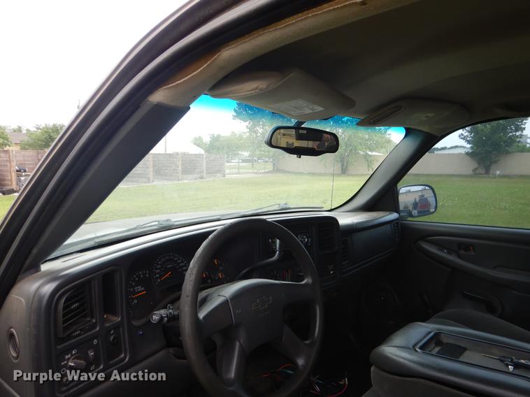 image for item DE3976 2004 Chevrolet Silverado 1500 pickup truck