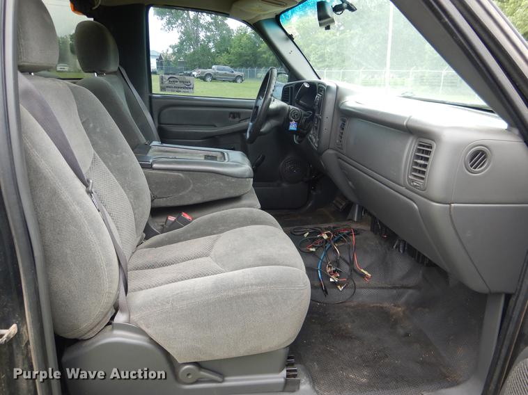 image for item DE3976 2004 Chevrolet Silverado 1500 pickup truck