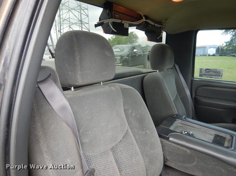 image for item DE3976 2004 Chevrolet Silverado 1500 pickup truck