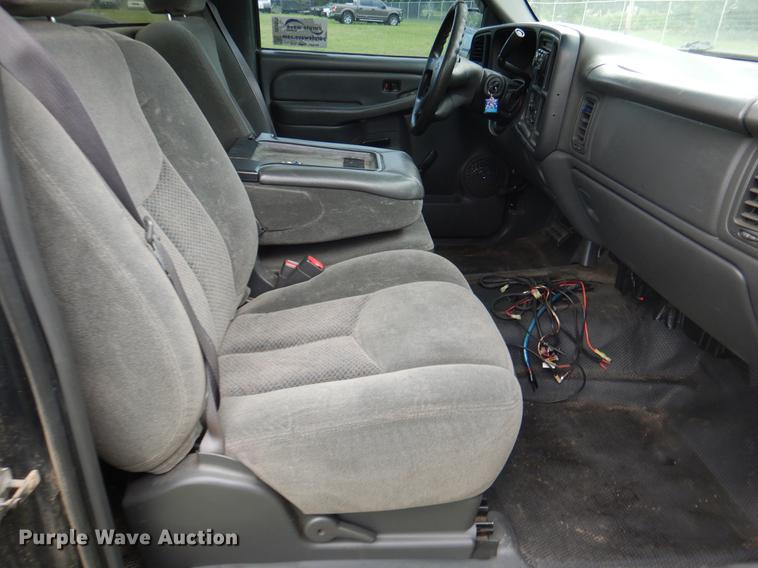 image for item DE3976 2004 Chevrolet Silverado 1500 pickup truck