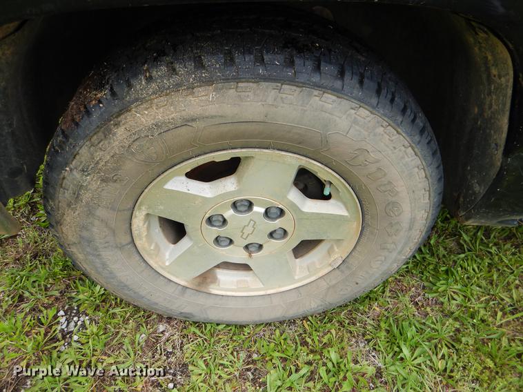 image for item DE3976 2004 Chevrolet Silverado 1500 pickup truck