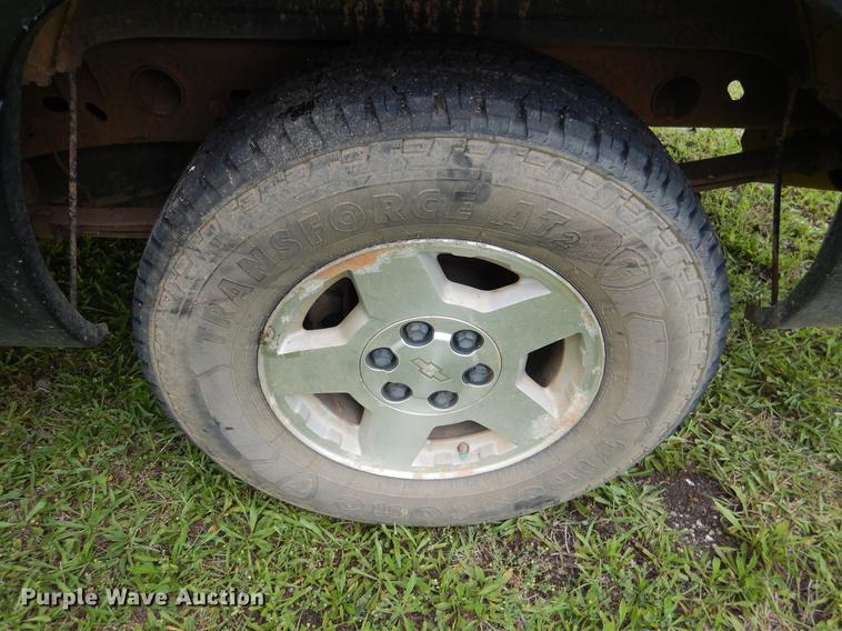 image for item DE3976 2004 Chevrolet Silverado 1500 pickup truck