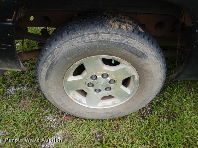 image for item DE3976 2004 Chevrolet Silverado 1500 pickup truck