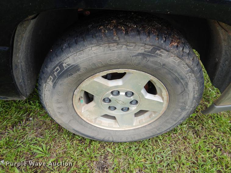 image for item DE3976 2004 Chevrolet Silverado 1500 pickup truck