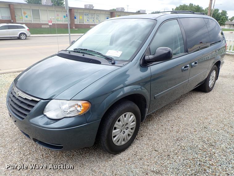 image for item DE5396 2007 Chrysler Town & Country van