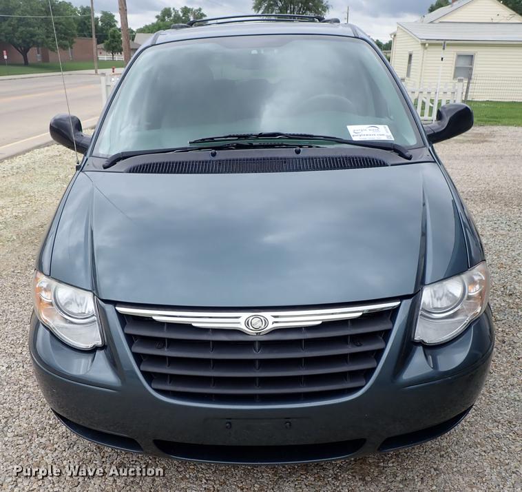 image for item DE5396 2007 Chrysler Town & Country van