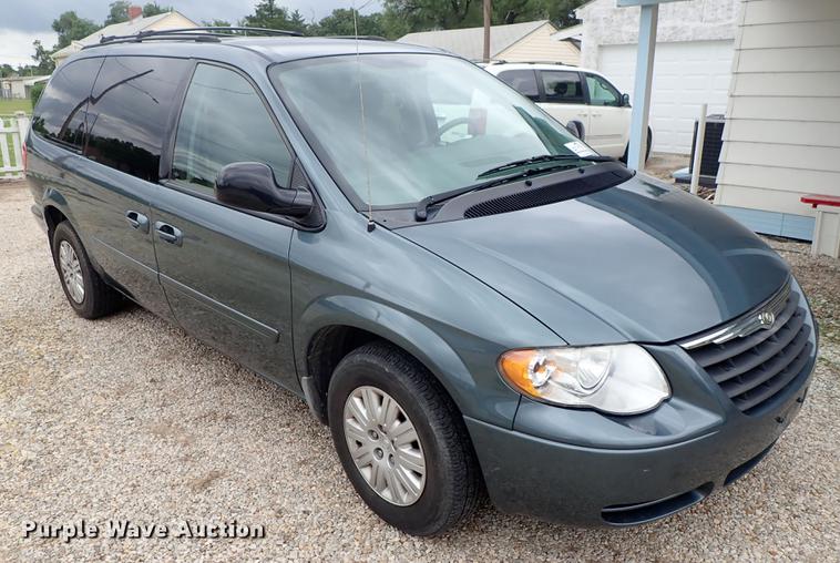 image for item DE5396 2007 Chrysler Town & Country van