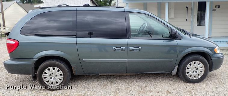 image for item DE5396 2007 Chrysler Town & Country van