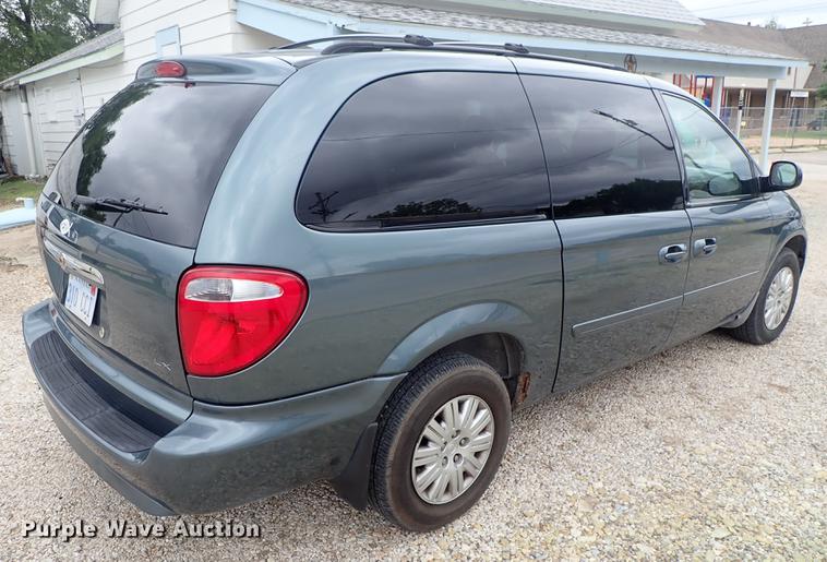 image for item DE5396 2007 Chrysler Town & Country van