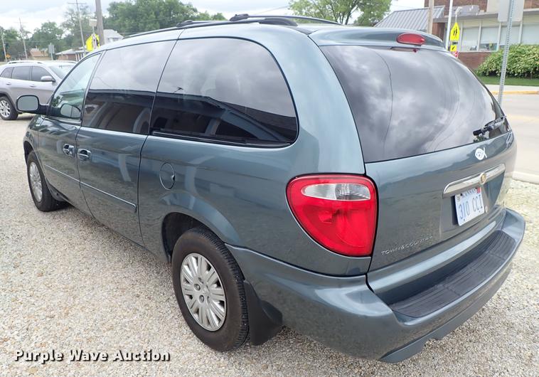 image for item DE5396 2007 Chrysler Town & Country van