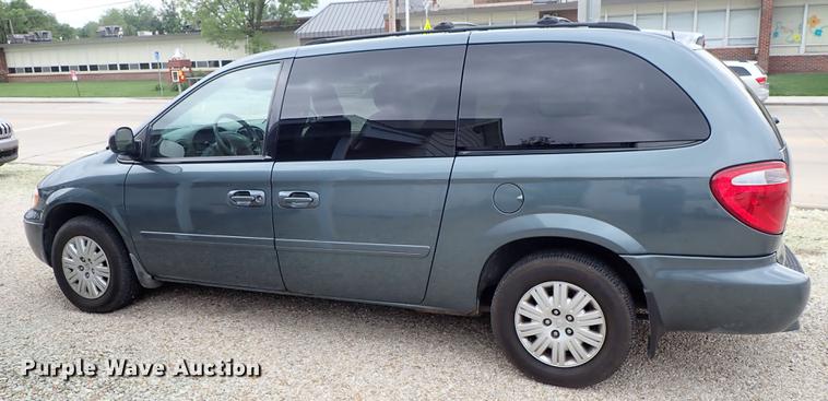 image for item DE5396 2007 Chrysler Town & Country van