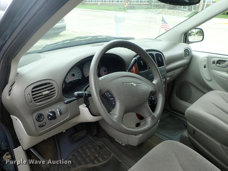 image for item DE5396 2007 Chrysler Town & Country van