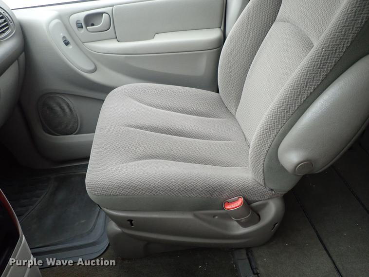 image for item DE5396 2007 Chrysler Town & Country van