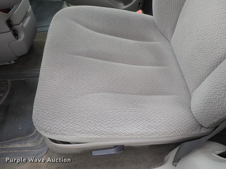 image for item DE5396 2007 Chrysler Town & Country van