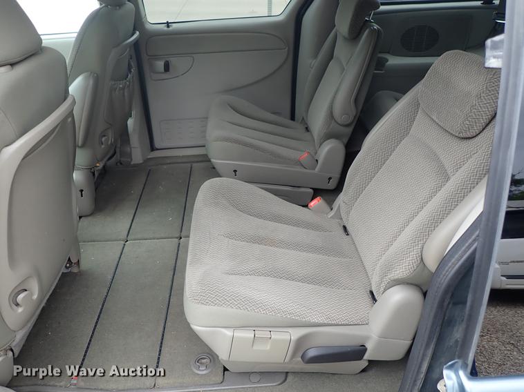 image for item DE5396 2007 Chrysler Town & Country van