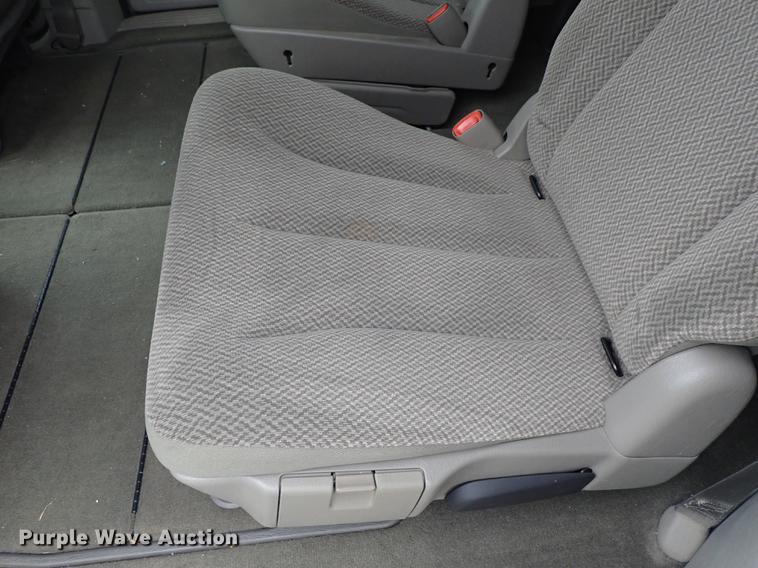 image for item DE5396 2007 Chrysler Town & Country van