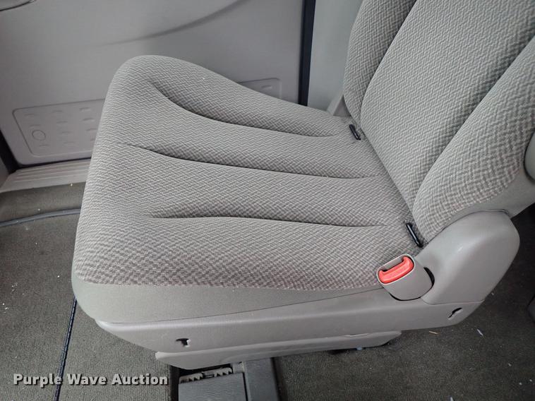 image for item DE5396 2007 Chrysler Town & Country van