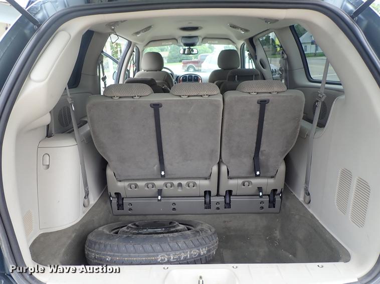 image for item DE5396 2007 Chrysler Town & Country van