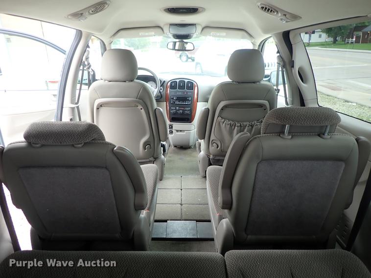 image for item DE5396 2007 Chrysler Town & Country van