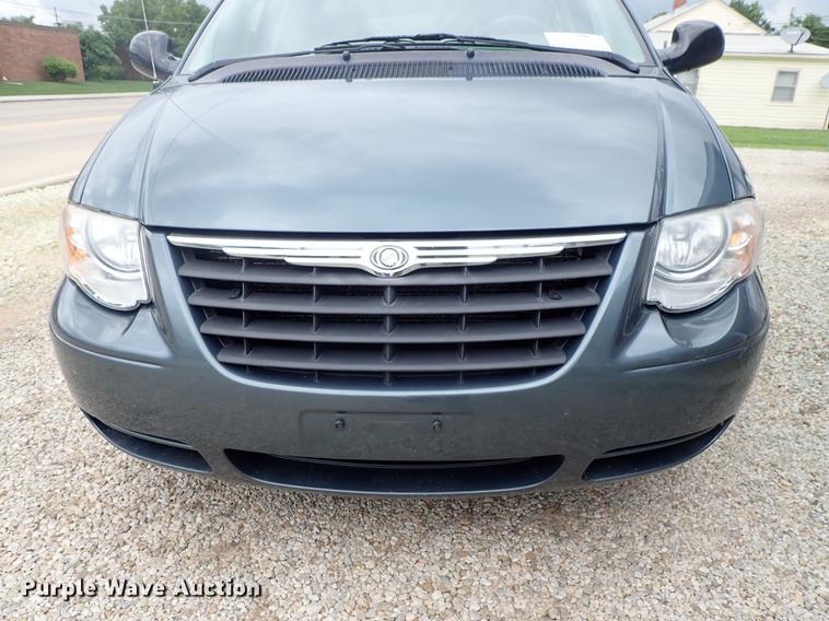 image for item DE5396 2007 Chrysler Town & Country van