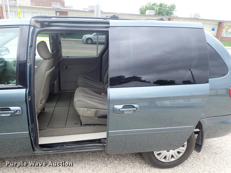 image for item DE5396 2007 Chrysler Town & Country van