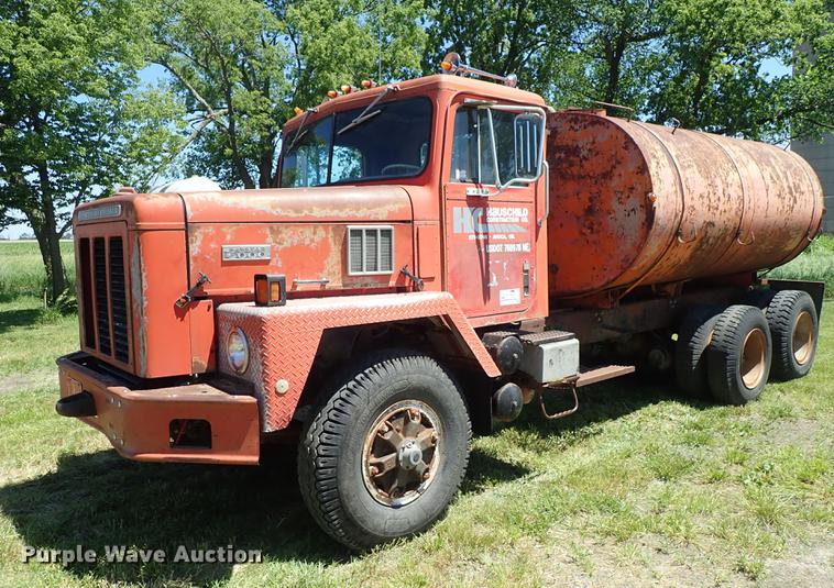image for item DE5400 1974 International Paystar 5000 water truck