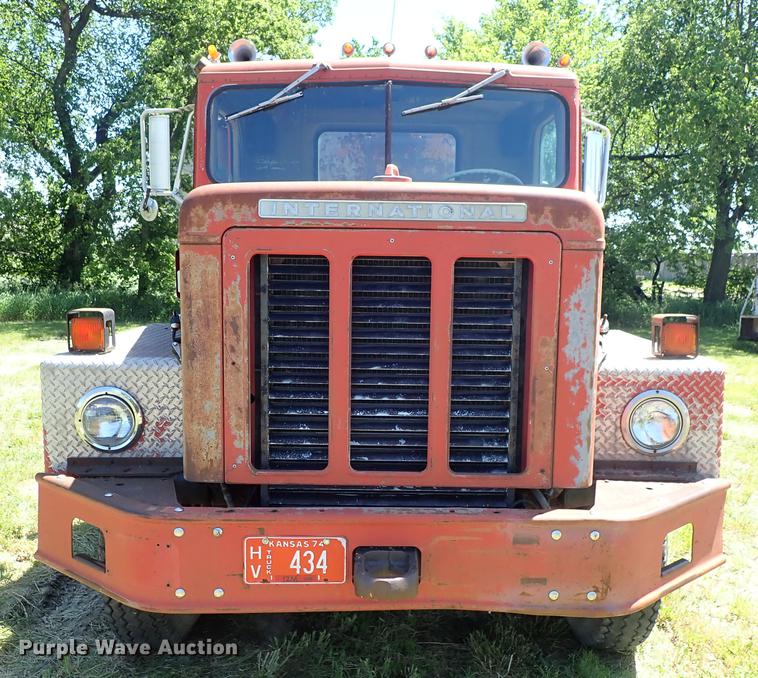 image for item DE5400 1974 International Paystar 5000 water truck