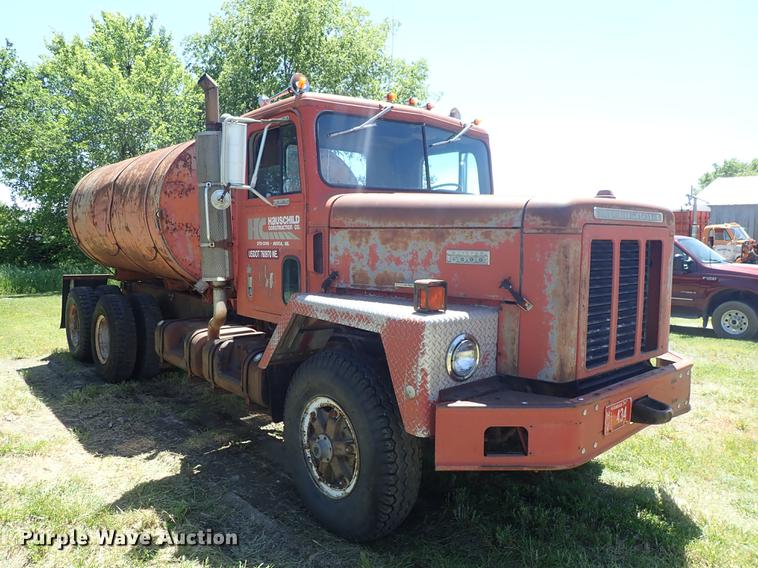 image for item DE5400 1974 International Paystar 5000 water truck
