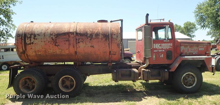 image for item DE5400 1974 International Paystar 5000 water truck