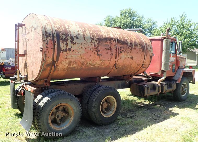 image for item DE5400 1974 International Paystar 5000 water truck