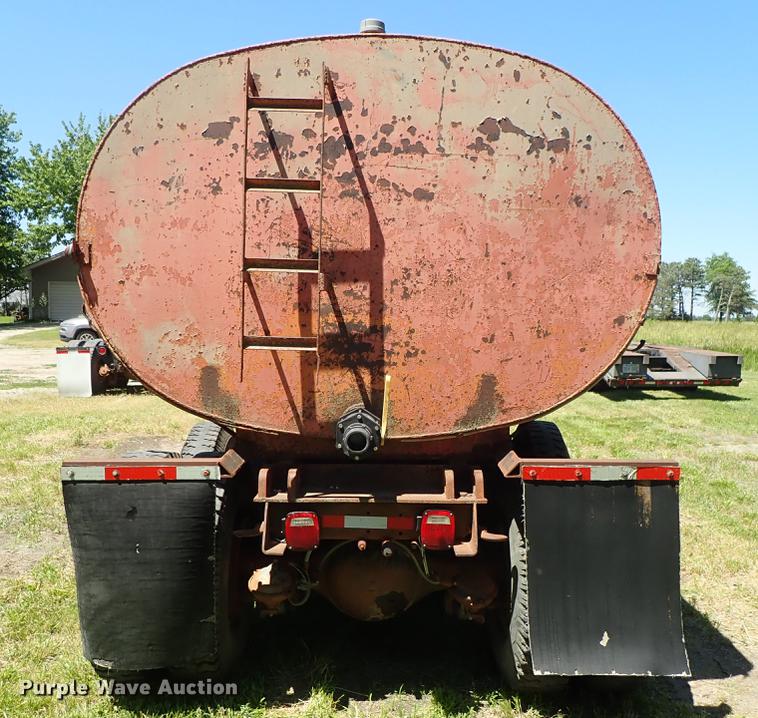 image for item DE5400 1974 International Paystar 5000 water truck