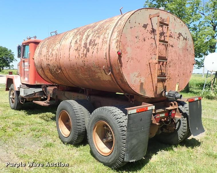 image for item DE5400 1974 International Paystar 5000 water truck
