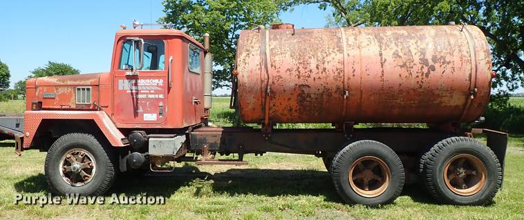 image for item DE5400 1974 International Paystar 5000 water truck