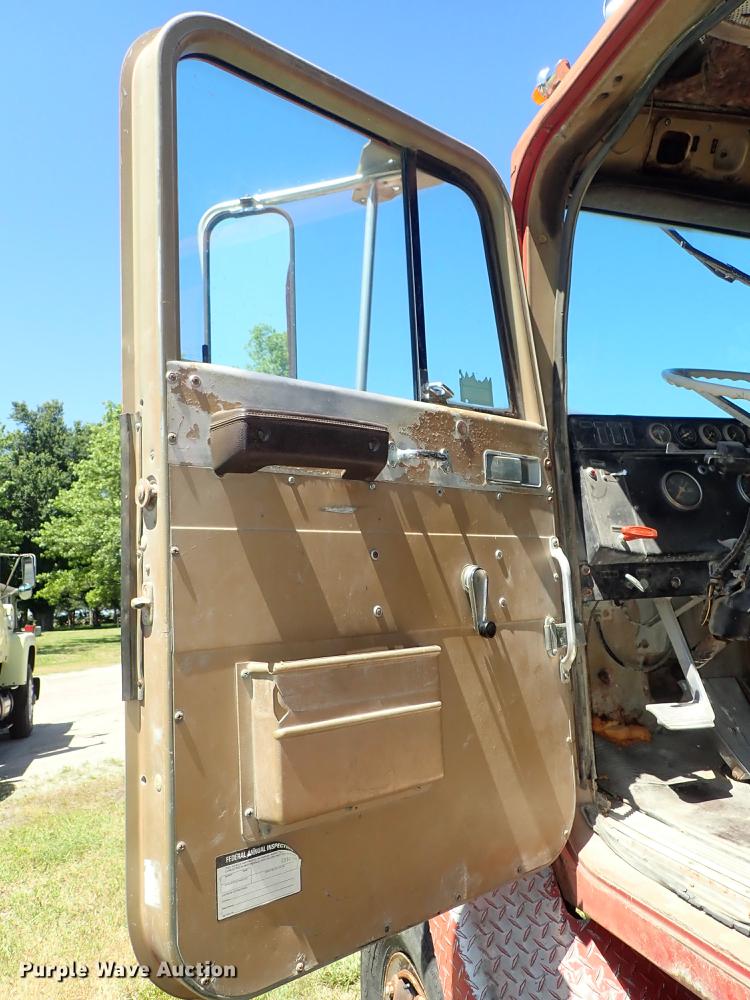 image for item DE5400 1974 International Paystar 5000 water truck