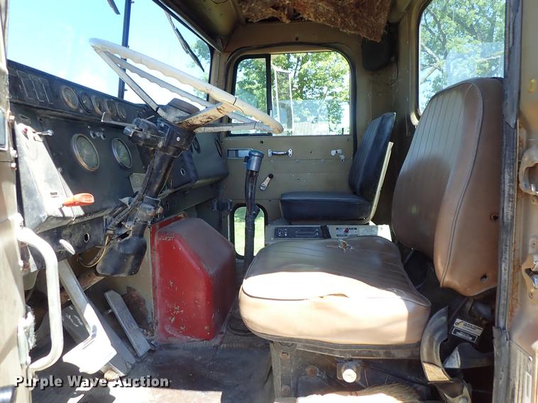 image for item DE5400 1974 International Paystar 5000 water truck