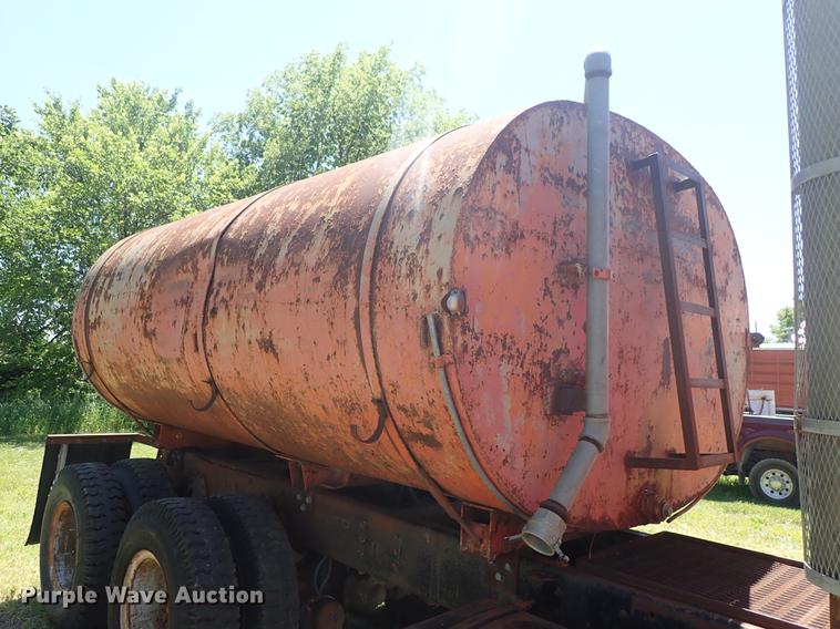 image for item DE5400 1974 International Paystar 5000 water truck