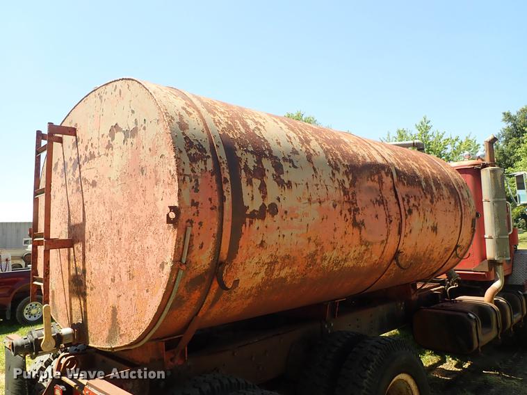image for item DE5400 1974 International Paystar 5000 water truck