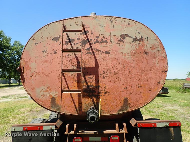 image for item DE5400 1974 International Paystar 5000 water truck