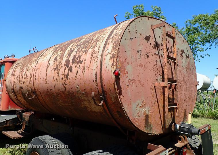 image for item DE5400 1974 International Paystar 5000 water truck