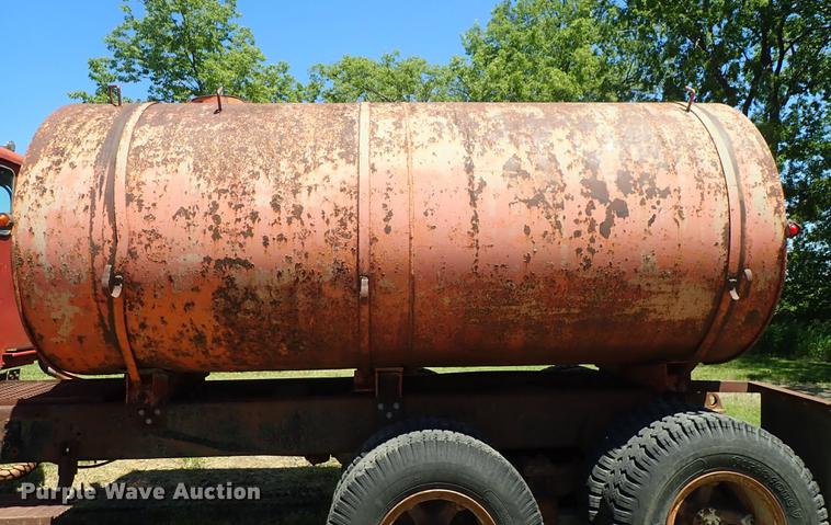 image for item DE5400 1974 International Paystar 5000 water truck