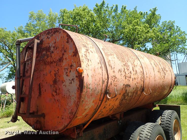 image for item DE5400 1974 International Paystar 5000 water truck