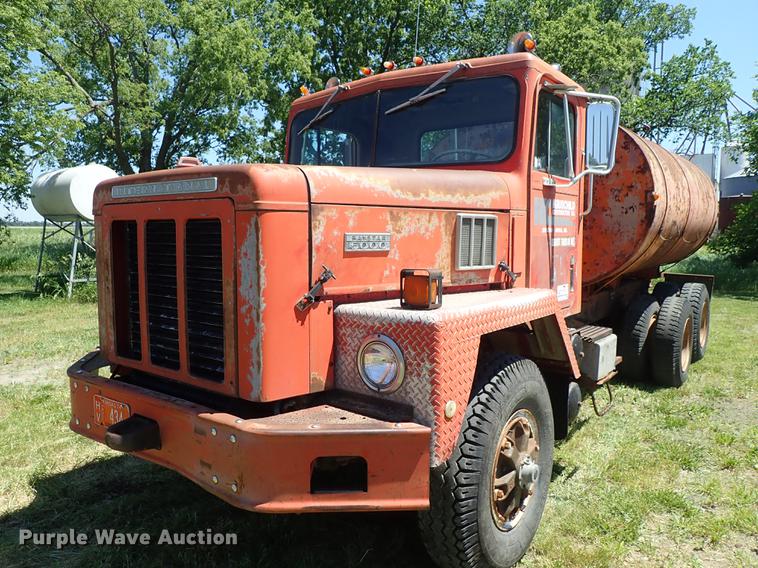 image for item DE5400 1974 International Paystar 5000 water truck