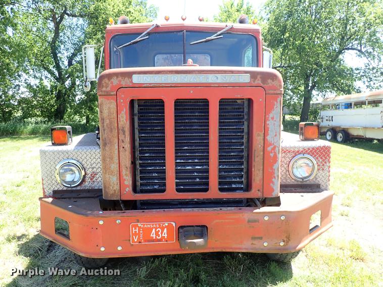 image for item DE5400 1974 International Paystar 5000 water truck