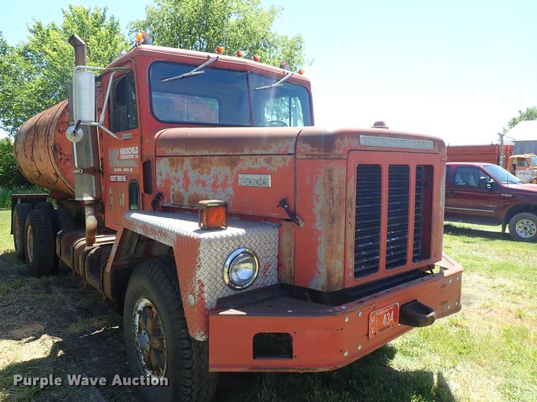 image for item DE5400 1974 International Paystar 5000 water truck